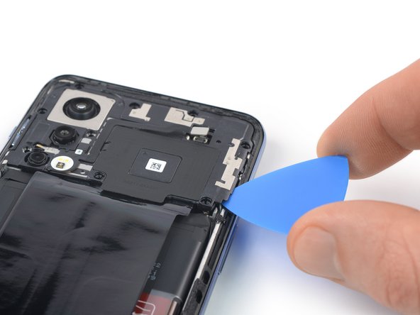 OnePlus Nord 2 5G Battery Replacement, Pry up the motherboard cover: crwdns2935265:013crwdnd2935265:02crwdnd2935265:03crwdne2935265:0