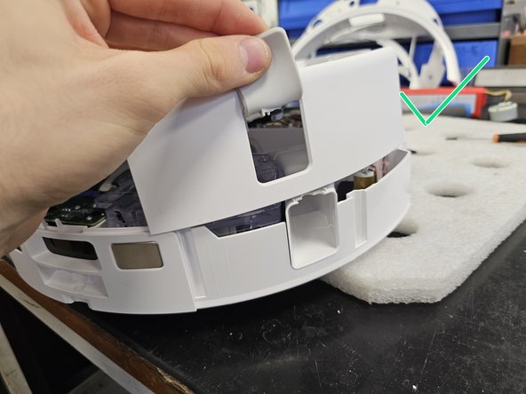 Roborock Q Revo: Laser Distance Sensor Replacement, Watch for this flap during reassembly.: crwdns2935265:018crwdnd2935265:02crwdnd2935265:03crwdne2935265:0