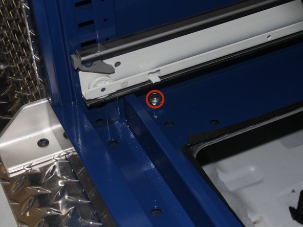 Installing Mercedes W166 RAV Tool Box: crwdns2935265:014crwdnd2935265:02crwdnd2935265:03crwdne2935265:0