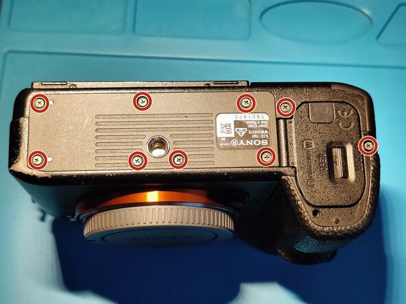 Sony A7 II Top Flex Cable replacement, Removing the bottom plate: crwdns2935265:03crwdnd2935265:01crwdnd2935265:03crwdne2935265:0