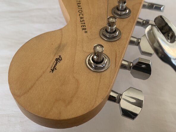 Squier Strat Guitar Tuner Replacement: шаг 9, изображение 3 из 3