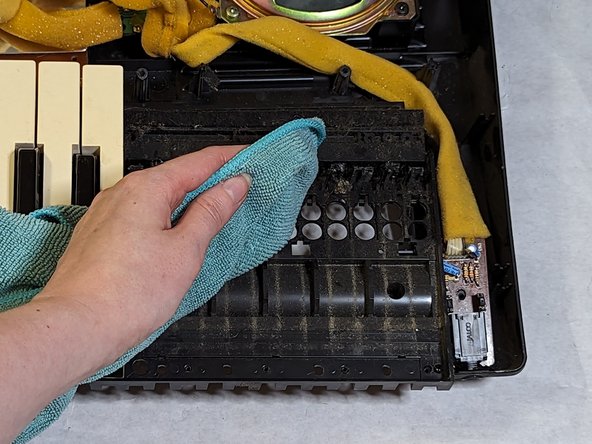 How to Replace the Keys on a Yamaha PSR-330 Piano Keyboard: step 9, image 3 of 3