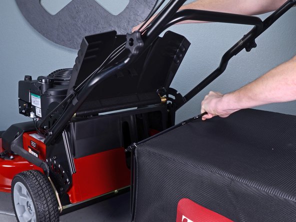 Toro Walk Behind Mowers 21199HD 2018 Right Blade Replacement, Remove the grass bag: crwdns2935265:04crwdnd2935265:03crwdnd2935265:03crwdne2935265:0