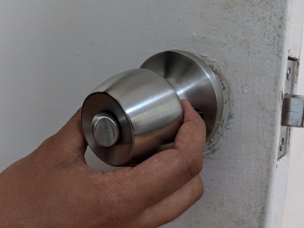 Replace a Passage Doorknob with a Privacy Doorknob: passo 10, immagine 3 di 3