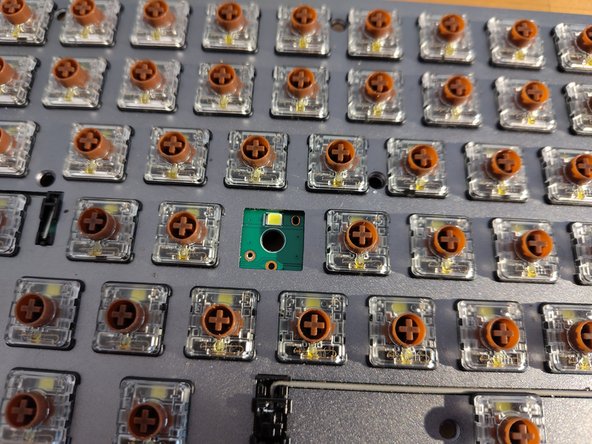 Replace Logitech MX mechanical key, Desoldering key: adım 7, 3 resimden 3.