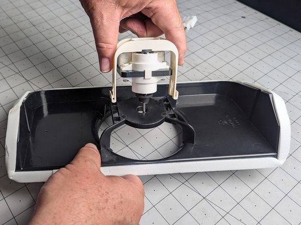 Frigidaire Side-By-Side Refrigerator Evaporator Fan Replacement, Remove motor and motor bracket from evaporator fan assembly: 23 단계, 이미지 3개 중 2개