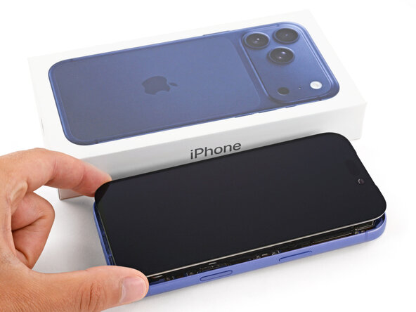 iPhone 17 Pro Battery Replacement, Prop up the screen: crwdns2935265:018crwdnd2935265:01crwdnd2935265:02crwdne2935265:0