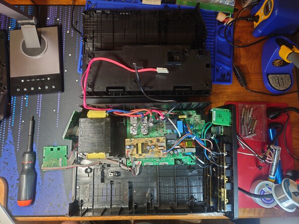 APC Back-UPS Pro 1000 S Teardown, Remove Side Plate: crwdns2935265:08crwdnd2935265:03crwdnd2935265:03crwdne2935265:0