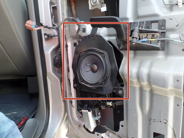 2005 GMC Sierra SLT 1500 Rear Passenger Side Window Motor Replacement, Placing the Speaker: 步骤 23 中的图像 1，1