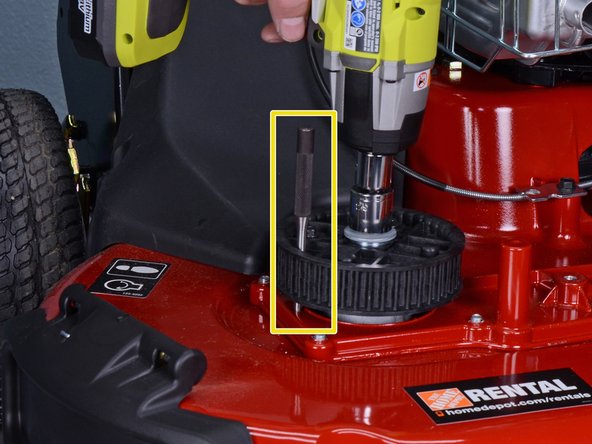 Toro Walk Behind Mowers 21199HD 2018 Left Spindle Replacement, Remove the sprocket bolt: crwdns2935265:015crwdnd2935265:03crwdnd2935265:03crwdne2935265:0