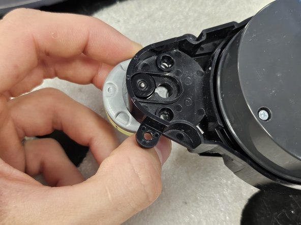 Roborock S7: Laser Distance Sensor Replacement, Remove the motor.: crwdns2935265:08crwdnd2935265:03crwdnd2935265:03crwdne2935265:0