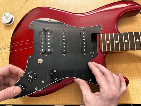 Fender Stratocaster Volume Potentiometer Replacement: passo 6, immagine 2 di 3