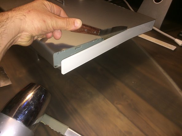 Apple Cinema HD Display 30" Teardown, Panneau latéral droit: crwdns2935265:05crwdnd2935265:03crwdnd2935265:03crwdne2935265:0