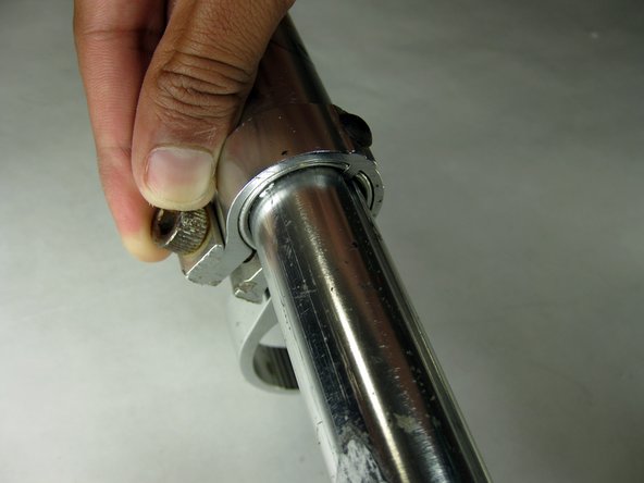 How to tighten the Razor A handlebar clamp: crwdns2935265:03crwdnd2935265:02crwdnd2935265:02crwdne2935265:0