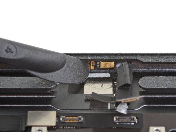 iPad Air 3 Top Microphone Assembly Replacement, Peel up the upper microphone: passo 30, immagine 2 di 3