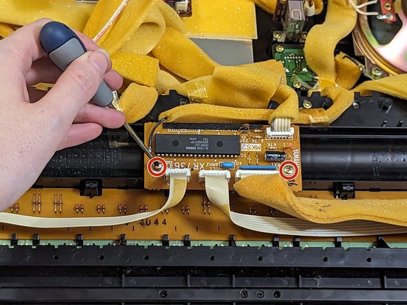 How to Replace the Keys on a Yamaha PSR-330 Piano Keyboard: step 4, image 1 of 2