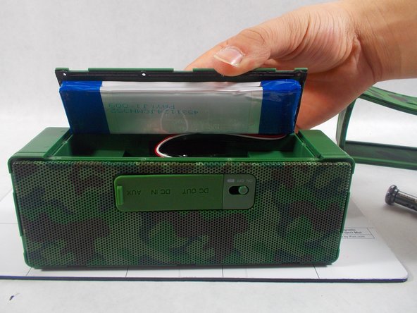 Insignia NS-SPBTBRICK-CM Auxiliary Port Replacement: crwdns2935265:03crwdnd2935265:02crwdnd2935265:02crwdne2935265:0