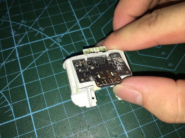 airpods case 无损完整拆解教程: 步骤 15 中的图像 1，3