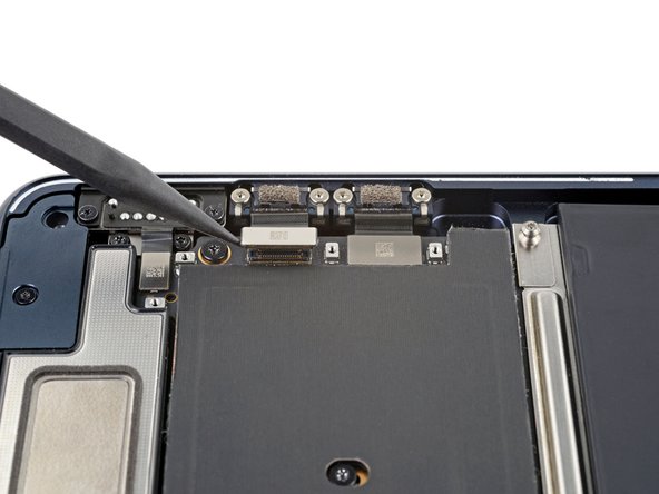 MacBook Air 2022 (M2) Thunderbolt Ports Replacement, Disconnect the Thunderbolt ports: crwdns2935265:013crwdnd2935265:02crwdnd2935265:03crwdne2935265:0