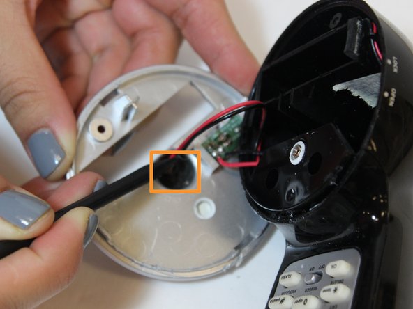 Polyconcept 900-MHz Retro Cordless Telephone Device Microphone Replacement, Uncovering Wire Connections: crwdns2935265:06crwdnd2935265:02crwdnd2935265:03crwdne2935265:0