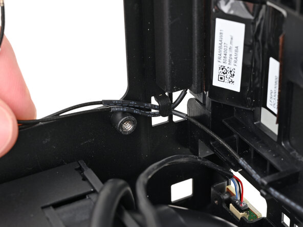 Framework Desktop Antennas Replacement, Reroute the antenna cables: Schritt 32, Bild 1 von 2