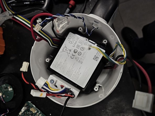 Roborock Dyad Pro Combo: Fan Unit Teardown, Removing the battery: crwdns2935265:03crwdnd2935265:02crwdnd2935265:03crwdne2935265:0