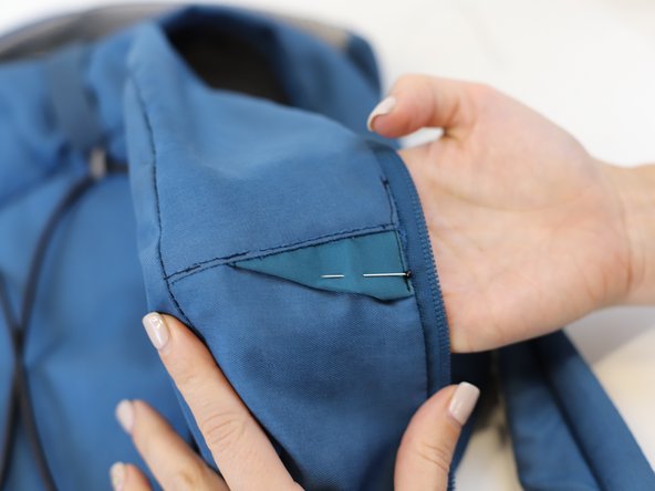 How to Patch a Ripped Backpack, Continue stitching: crwdns2935265:04crwdnd2935265:03crwdnd2935265:03crwdne2935265:0