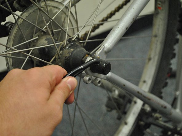 Comment remplacer une chambre à air de vélo crevée sur un Trek 800: étape 4, image 2 de 2