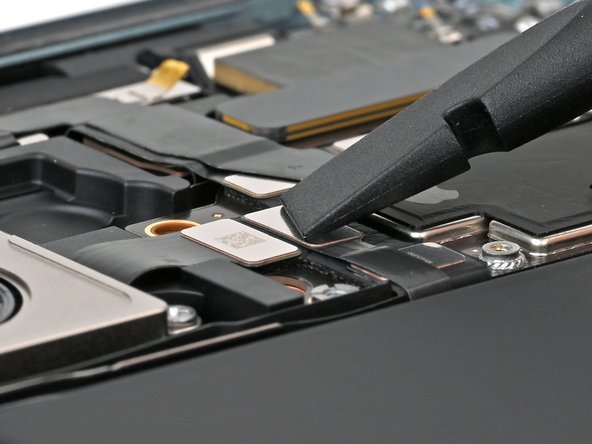 iPhone 16 Plus Rear Cameras Replacement, Connect the right side buttons: crwdns2935265:032crwdnd2935265:02crwdnd2935265:02crwdne2935265:0