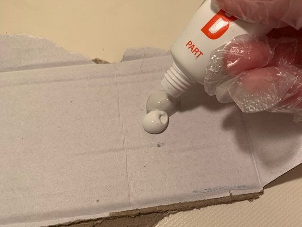 Comment réparer un éclat dans le sol d'une douche ou d'une baignoire: étape 3, image 2 de 2