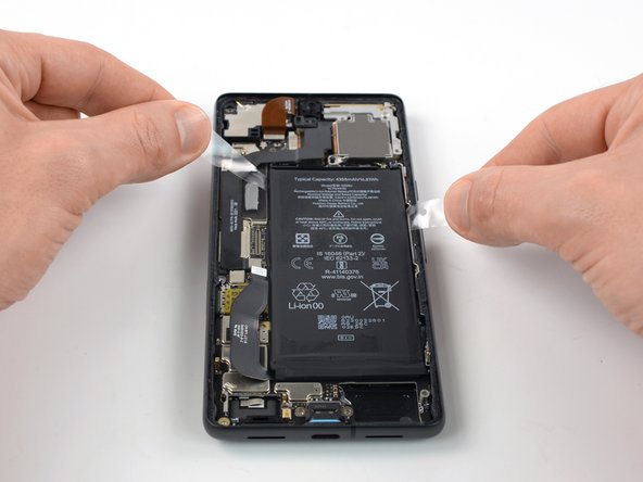 Sostituzione Batteria Google Pixel 7, Separa l'adesivo dalla batteria: passo 30, immagine 3 di 3