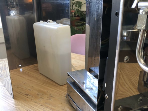 Expobar Office Lever Pressurestat Replacement, Remove the water tank: crwdns2935265:04crwdnd2935265:03crwdnd2935265:03crwdne2935265:0