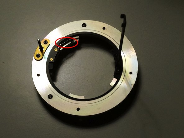 Reparatur einer hängenden Blende an einem Vivitar Series 1 28-300mm Objektiv, Metallring entfernen: Schritt 5, Bild 2 von 3