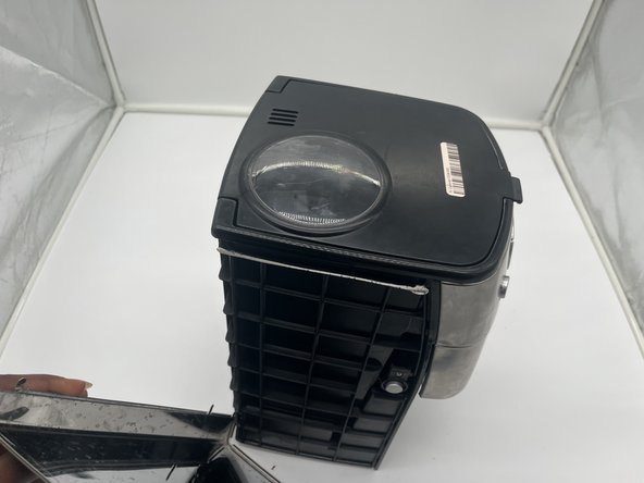 Cuisinart DGB-650 Filter Basket Door Release Button Replacement, Filter Basket Door Release Button: étape 1, image 3 de 3