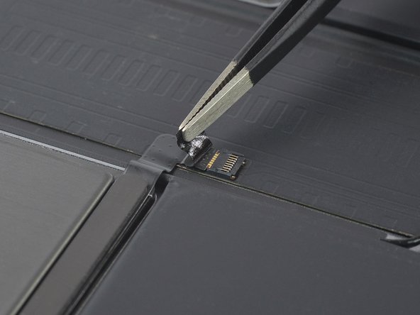 iPad Pro 12.9" 2nd Gen Battery Replacement, Peel back the tape: crwdns2935265:050crwdnd2935265:03crwdnd2935265:03crwdne2935265:0