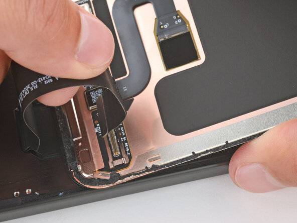Google Pixel 10 Screen Replacement, Peel up the screen cable: crwdns2935265:011crwdnd2935265:02crwdnd2935265:02crwdne2935265:0