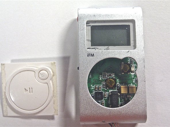 Disassembling Griffin iFM 4027 LCD Screen Cover, Central Button: crwdns2935265:05crwdnd2935265:02crwdnd2935265:02crwdne2935265:0