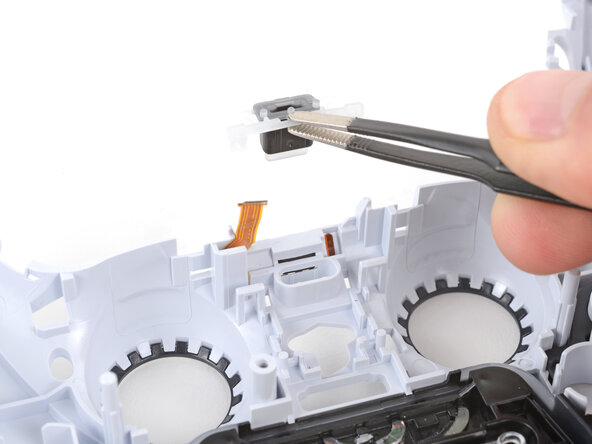 DualSense Controller V5 Front Case Replacement, Remove the mute button: crwdns2935265:031crwdnd2935265:02crwdnd2935265:02crwdne2935265:0