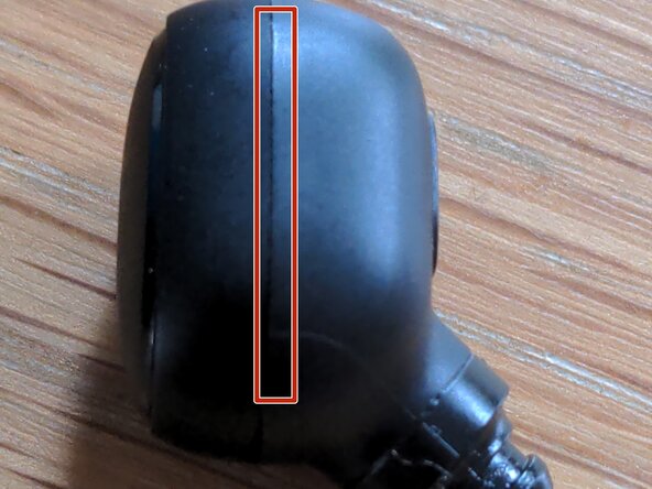 Redmi AirDots: Earbud Battery Replacement, Pry open the earbud: crwdns2935265:01crwdnd2935265:01crwdnd2935265:02crwdne2935265:0