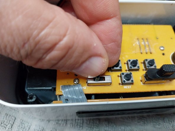 DAEWOO DCD-25 目覚まし時計のアラームボタン故障修理 - iFixit 修理ガイド