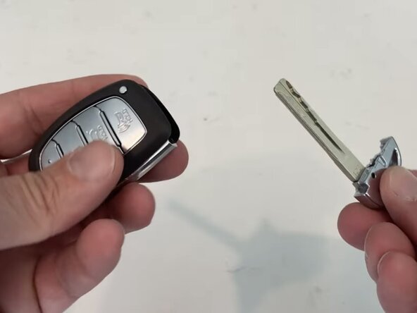 2015-2020 Hyundai Elantra Key Fob Battery Replacement, Key Fob Battery: stap 1, afbeelding 3 van 3