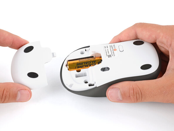 Logitech M310 Battery Replacement, Remove the battery cover: crwdns2935265:02crwdnd2935265:03crwdnd2935265:03crwdne2935265:0