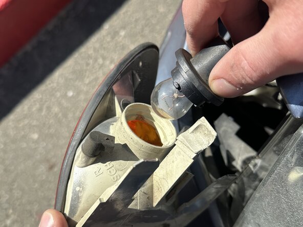 1999-2006 BMW 3 Series Front Indicator Bulb Replacement: Schritt 5, Bild 2 von 2