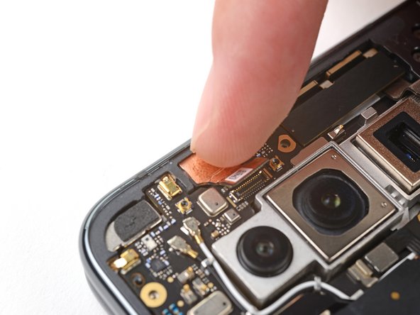 How to Apply New Base Front Camera Adhesive in Your Google Pixel Fold, Secure the camera: étape 3, image 3 de 3