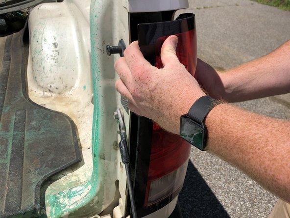 2010 GMC Sierra Tail Light Replacement: crwdns2935265:04crwdnd2935265:01crwdnd2935265:02crwdne2935265:0