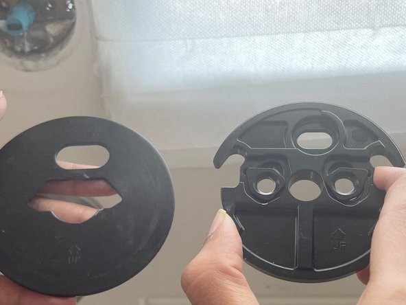 How to Replace a Manual Door Lock With An August (4th Gen.) Smart Lock: 步骤 3 中的图像 1，2