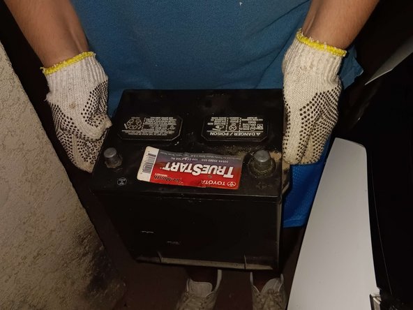 2018 Toyota Corolla LE Battery Replacement: crwdns2935265:05crwdnd2935265:03crwdnd2935265:03crwdne2935265:0