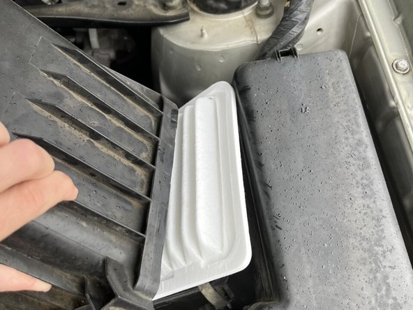 2001-2007 Toyota Highlander Engine Air Filter Replacement: Schritt 5, Bild 3 von 3