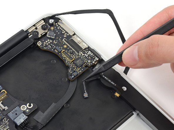 MacBook Air 11" Early 2014 I/O Board Replacement: crwdns2935265:017crwdnd2935265:02crwdnd2935265:02crwdne2935265:0