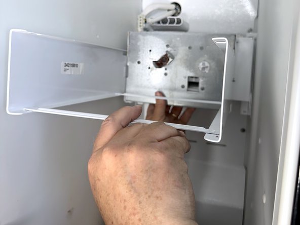 Frigidaire Side-By-Side Refrigerator Evaporator Fan Cover Removal, Reposition auger motor assembly: crwdns2935265:09crwdnd2935265:02crwdnd2935265:03crwdne2935265:0